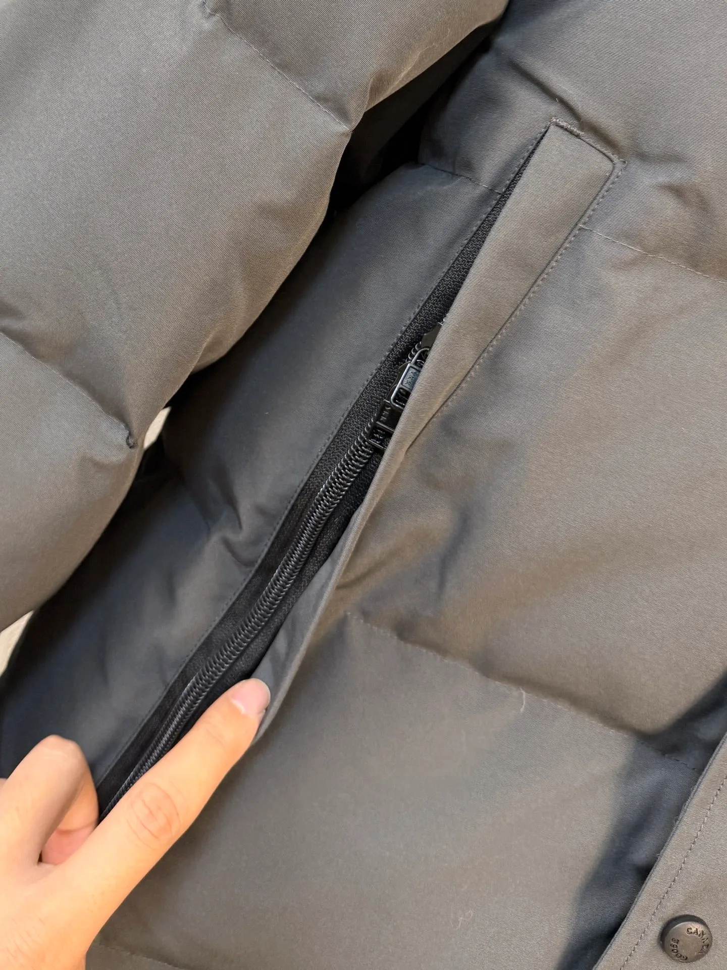 P880 CANADA.GOOSE】🇨🇦The top original New Expedition limited edition Parker short model Canada🦢 One of the most popular models of Goose brand in 2024 winter! No more worries about wearing different clothes on the street. Top original analysis. Analysis 1 (Wolf Hair): It is guaranteed that the fur collars received by all customers are cleaner than the color. Each wolf hair is 43cm long and 16cm wide, all made from wild first-grade gray wolf skins in western Canada! Analysis 2 (Trademark): We use custom-dyed embroidery thread, which truly achieves 100% trademark, ensuring that the embroidery thread is completely consistent with ZP, with zero color difference and 100% true-to-version reproduction of map letters! (We can guarantee that no one in our industry is more attentive and professional than us!) Analysis 3 (fabric): The new expedition model is made of two fabrics, instead of the old expedition 21-count all-round fabric! The front piece is made of 18-count glue and the back piece (sleeves) is made of pongee fabric! While ensuring the 5-level cold protection index, it also ensures the comfort and fit of the upper body. The fabric is as comfortable as the old Expedition 5-level cold protection index. Analysis 4 (auxiliary materials): The original molded land mine buckle, comma buckle, zipper embryo, four-button buckle, and washed, labeled and dyed cuff threads are not 100% flawless, and there are also velvet runoffs, and most of the wolf fur is mainly eastern yellow wolf fur. (Because our wolf skins are all auctioned at the same auction house) There is an auction list to prove it. Note: During the production process, some businesses add waste silk, 50% velvet, hand-feel velvet, etc. into the clothes in order to maximize profits! But on the outside of the clothes, they use good fabrics and match them with good wolf fur. They say it is purchasing agent grade 90 white duck down, or even more exaggeratedly, it is white goose down, to fool the layman! (Please consult the official website. All styles are made of white duck down) Sizes XS-XXL